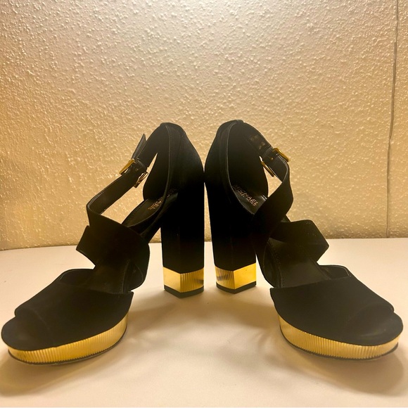 Stunning MICHAEL KORS platform suede sandal with chunky gold heel. - Picture 2 of 12